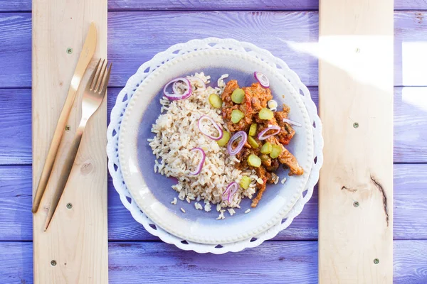 Ris Med Stekt Kyckling Lök Och Saltad Gurka Violett Bakgrund — Stockfoto