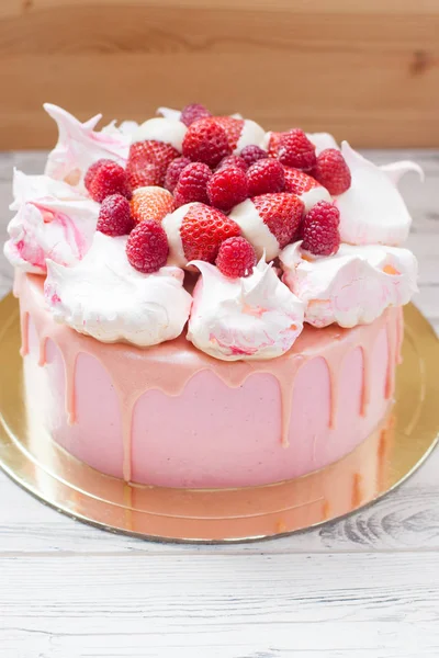 Różowe Ciasto Bezy Stopionej Czekolady Świeżych Malin — Zdjęcie stockowe