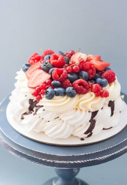 Taze böğürtlen, çilek, ahududu, yabanmersini ve frenk üzümü ile süslenmiş kremalı pasta.. 