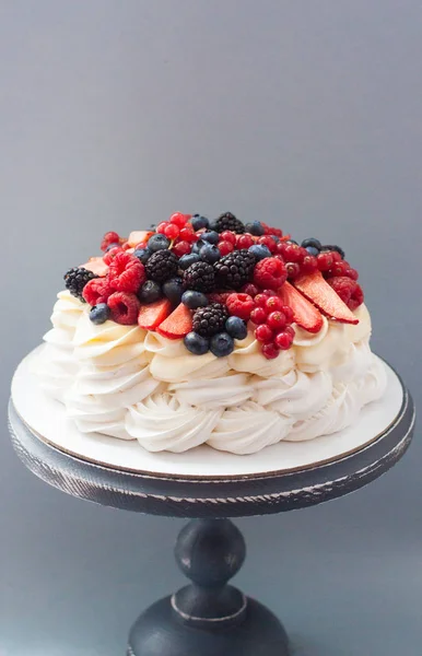 Bolo Merengue Pavlova Decorado Com Bagas Frescas Morangos Framboesas Mirtilos — Fotografia de Stock