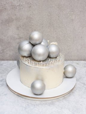 Gümüş çikolata topları ve serpiştirilmiş beyaz zarif pasta.. 