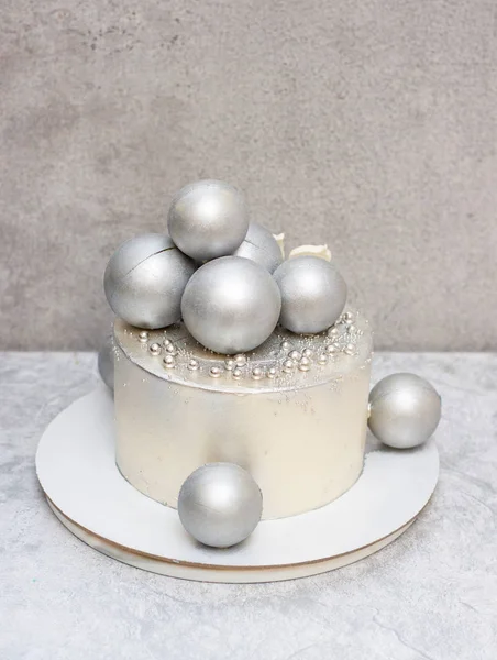 Weiße Elegante Torte Mit Silbernen Schokoladenkugeln Und Streusel — Stockfoto