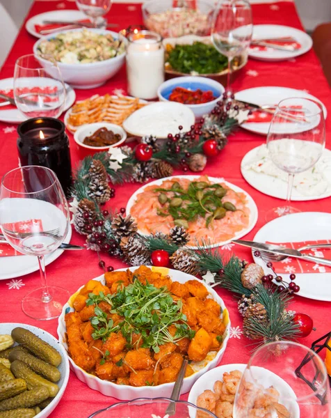 Served Table Christmas Decoration Red Napkin Garland Candles — Stock Photo, Image