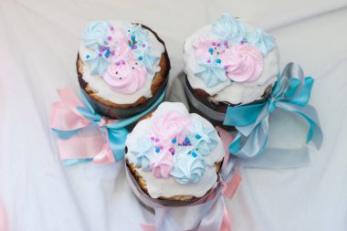 Geleneksel Rus paskalya pastası, kremalı, kremalı ve şenlikli kurdeleli.. 