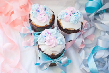 Geleneksel Rus paskalya pastası, kremalı, kremalı ve şenlikli kurdeleli.. 