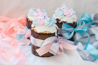 Geleneksel Rus paskalya pastası, kremalı, kremalı ve şenlikli kurdeleli.. 