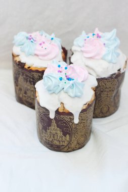 Geleneksel Rus paskalya pastası, kremalı, kremalı ve şenlikli kurdeleli.. 