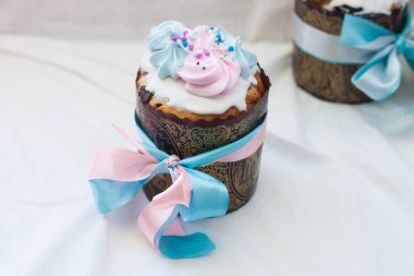 Geleneksel Rus paskalya pastası, kremalı, kremalı ve şenlikli kurdeleli.. 