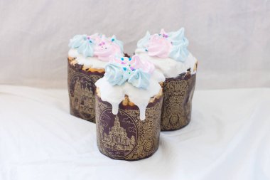 Geleneksel Rus paskalya pastası, kremalı, kremalı ve şenlikli kurdeleli.. 