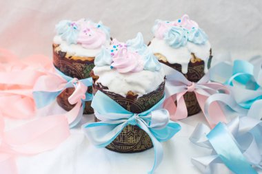 Geleneksel Rus paskalya pastası, kremalı, kremalı ve şenlikli kurdeleli.. 