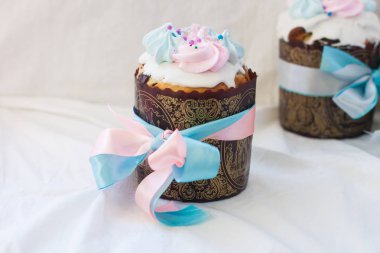 Geleneksel Rus paskalya pastası, kremalı, kremalı ve şenlikli kurdeleli.. 