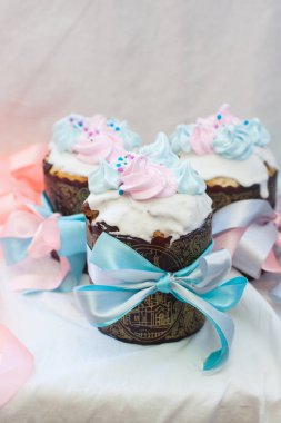 Geleneksel Rus paskalya pastası, kremalı, kremalı ve şenlikli kurdeleli.. 