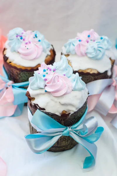 Pastel Pascua Tradicional Rusa Con Decoración Glaseado Merengues Cintas Festivas — Foto de Stock