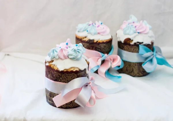 Traditionelle Slawisch Orthodoxe Ostertorte Kulich Mit Weißem Zuckerguss Baiser Dekoration — Stockfoto