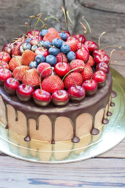 Chocolate Cake Melted Dark Chocolate Fresh Strawberries Blueberries Cherries Top — Stock Photo, Image