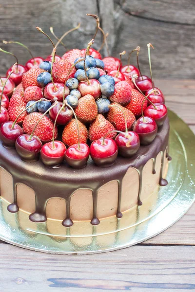 Csokoládé Torta Olvadt Étcsokoládéval Friss Eperrel Áfonyával Cseresznyével Tetején — Stock Fotó