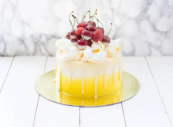 Białe Żółte Ciasto Roztopionej Czekolady Świeżych Wiśni Górze — Zdjęcie stockowe