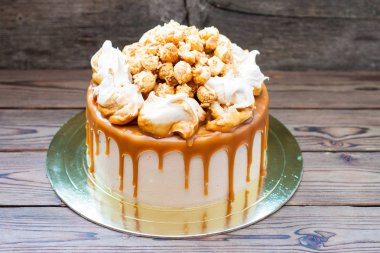 Tuzlu karamel soslu çikolatalı pasta, kremalı bulut ve patlamış mısır.. 