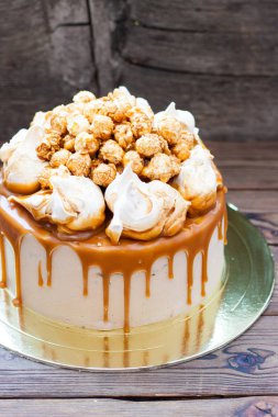 Tuzlu karamel soslu çikolatalı pasta, kremalı bulut ve patlamış mısır.. 