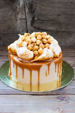 Tuzlu karamel soslu çikolatalı pasta, kremalı bulut ve patlamış mısır.. 