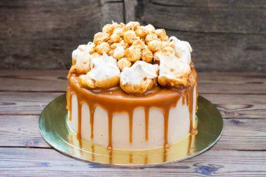 Tuzlu karamel soslu çikolatalı pasta, kremalı bulut ve patlamış mısır.. 