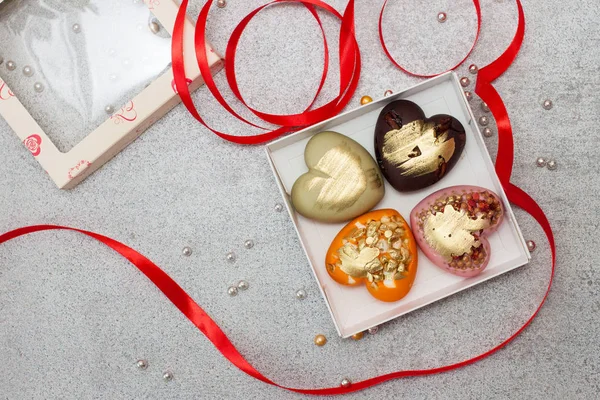 Coeurs Chocolatés Boîte Cadeau Avec Ruban Rouge Sur Fond Gris — Photo