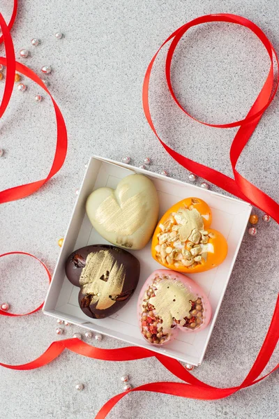 Corazones Chocolate Caja Regalo Con Cinta Roja Sobre Fondo Gris —  Fotos de Stock