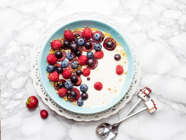 Ciotola Blu Con Farina Avena Fragole Fresche Ciliegie Lamponi Mirtilli — Foto Stock