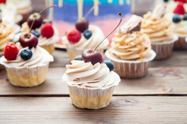 Krem peynirli cheesecake keki ve üstünde taze kiraz.