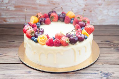 Erimiş beyaz çikolatalı peynirli kek, taze çilek, ahududu, yabanmersini, kiraz ve kumkat..  