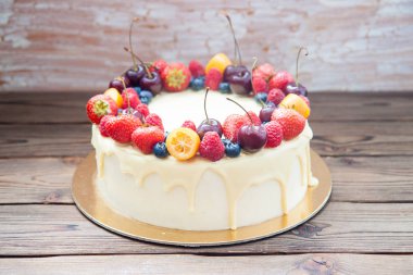 Erimiş beyaz çikolatalı peynirli kek, taze çilek, ahududu, yabanmersini, kiraz ve kumkat..  