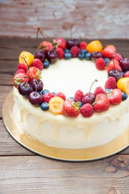 Erimiş beyaz çikolatalı peynirli kek, taze çilek, ahududu, yabanmersini, kiraz ve kumkat..  