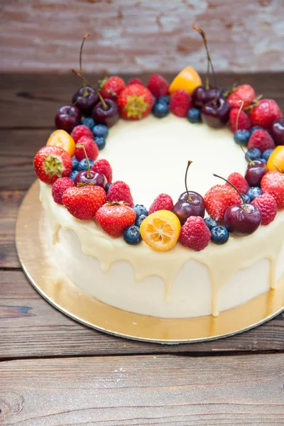 Kaastaart Met Gesmolten Witte Chocolade Verse Aardbeien Frambozen Bosbessen Kersen — Stockfoto