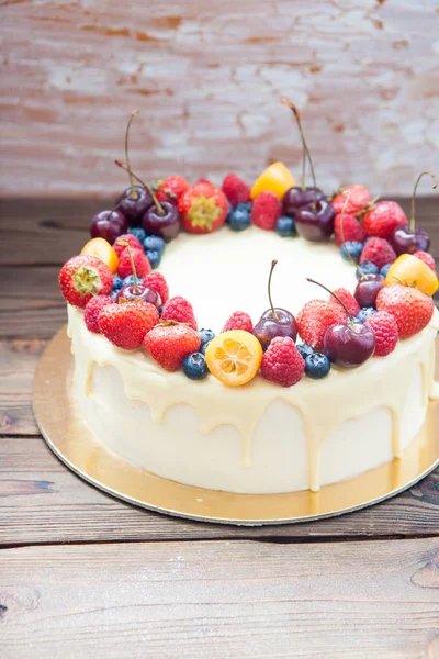 Cheese Cake Melted White Chocolate Fresh Strawberries Raspberries Blueberries Cherries — 스톡 사진