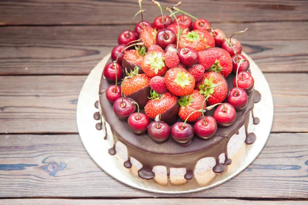 Cheesecake Melted Chocolate Fresh Strawberries Cherries Raspberries Wooden Background — Stock Photo, Image