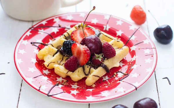 Taze Kesilmiş Çilek Böğürtlen Kiraz Ahududu Ile Yapımı Belçika Waffle — Stok fotoğraf