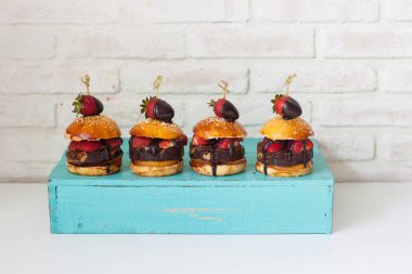 Tatlı köfteli hamburger, çikolatalı kek tabakası, taze çilek ve erimiş çikolata sosu.. 