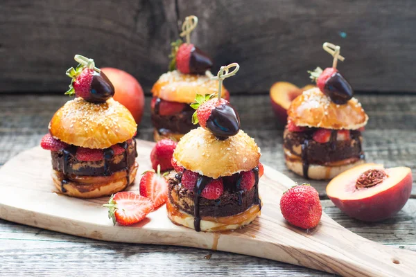 Słodkie Hamburgery Bułką Brioche Czekoladowe Brownie Świeże Truskawki Stopiony Sos — Zdjęcie stockowe