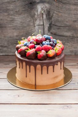 Koyu erimiş çikolatalı cheesecake, taze kiraz, çilek ve yabanmersini, çikolata serpiştirilmiş kalp, krema. 