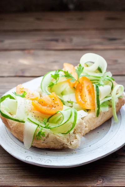 Krem peynir, taze kabak dilimleri, sarı domatesler, ahşap arka planda bitkiler ve biber.. 