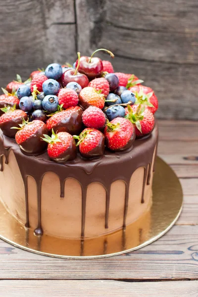 Torta Brownie Con Cioccolato Fuso Fragole Fresche Lamponi Mirtilli Uva — Foto Stock