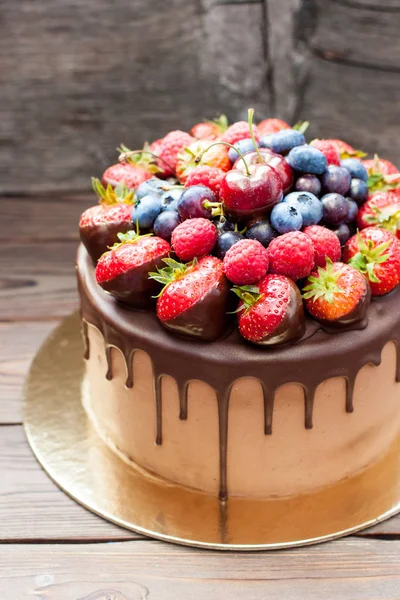 Torta Brownie Con Cioccolato Fuso Fragole Fresche Lamponi Mirtilli Uva — Foto Stock