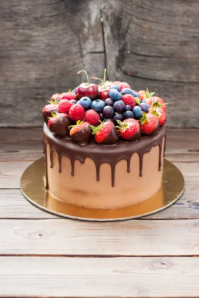 Torta Brownie Con Cioccolato Fuso Fragole Fresche Lamponi Mirtilli Uva — Foto Stock