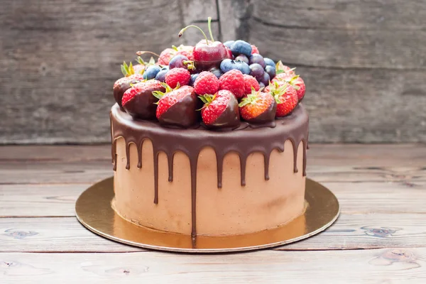 Κέικ Brownie Λιωμένη Σοκολάτα Φρέσκες Φράουλες Σμέουρα Μύρτιλλα Και Σταφύλι — Φωτογραφία Αρχείου