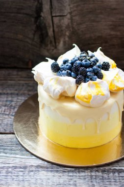 Sarı vanilyalı ve limonlu pasta kremalı ve taze üzümlü, yaban mersinli, böğürtlenli. 