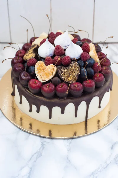 Cheesecake Μαύρη Λιωμένη Σοκολάτα Φρέσκα Κεράσια Φράουλες Και Μύρτιλλα Καρδιές — Φωτογραφία Αρχείου