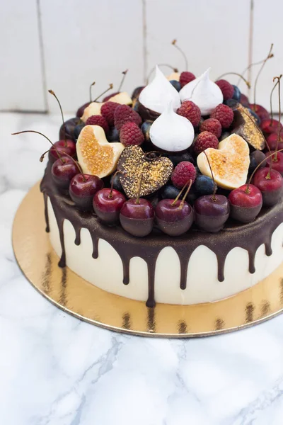 Torta Formaggio Con Cioccolato Fondente Ciliegie Fresche Fragole Mirtilli Cuori — Foto Stock