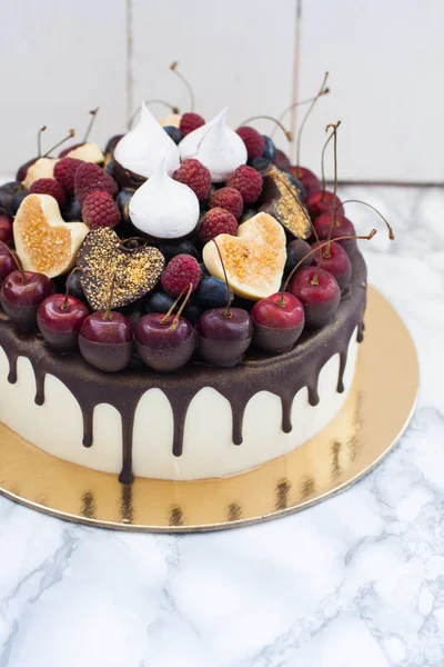 Cheesecake Μαύρη Λιωμένη Σοκολάτα Φρέσκα Κεράσια Φράουλες Και Μύρτιλλα Καρδιές — Φωτογραφία Αρχείου
