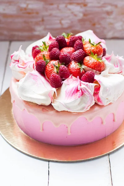 Bolo Queijo Rosa Com Chocolate Derretido Merengues Framboesas Frescas Morangos — Fotografia de Stock