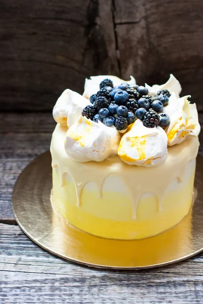 Tarta Amarilla Vainilla Limón Con Merengues Uvas Frescas Arándanos Moras —  Fotos de Stock